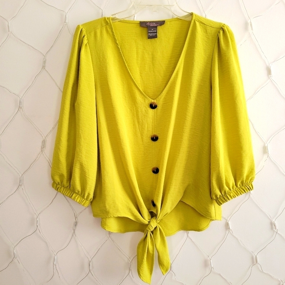 • Olivia & Martin Pullover Tie-Up Top •Tagged Size Medium